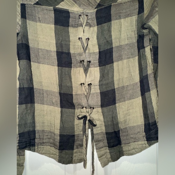 Cloth & Stone plaid olive and black lace up back semi cropped top. Size M GUC - Picture 3 of 7